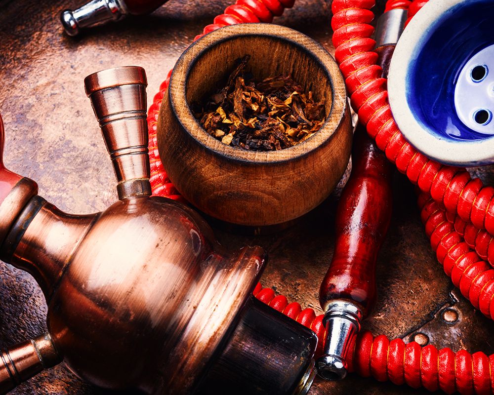 Tabaco, cazoleta y otro accesorio de shisha.