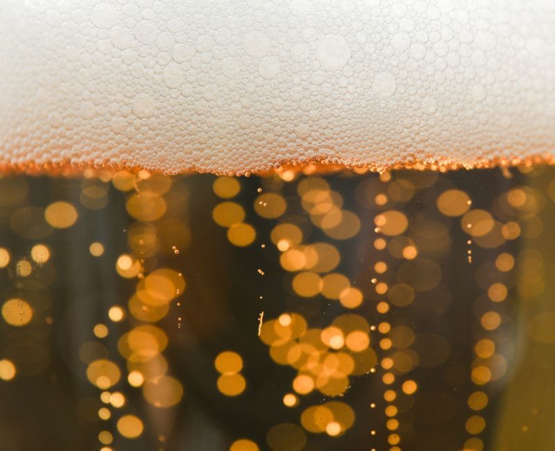 Primer plano de una cerveza.