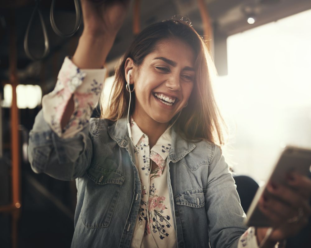 Imagen de una chica viajando en el bus urbano.