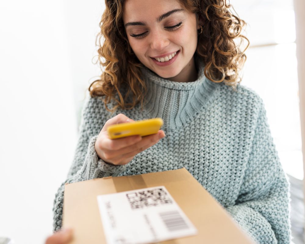 Una chica recogiendo un paquete.