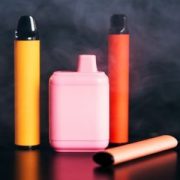 Diferentes dispositivos de cigarrillo electrónico.