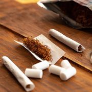Cigarrillos de liar: tabaco, papel de fumar y boquillas.